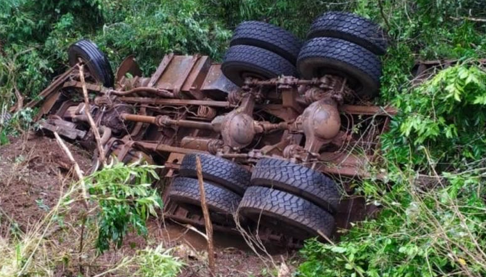 Nova Laranjeiras - Motorista morre após tombar caminhão na rodovia João Volff 
